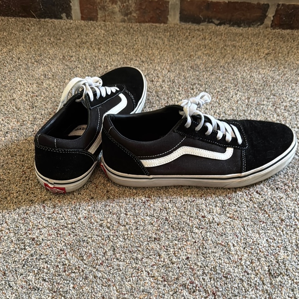 Vans Black and White Old Skool Sneakers youth 7 Women’s 8-9!